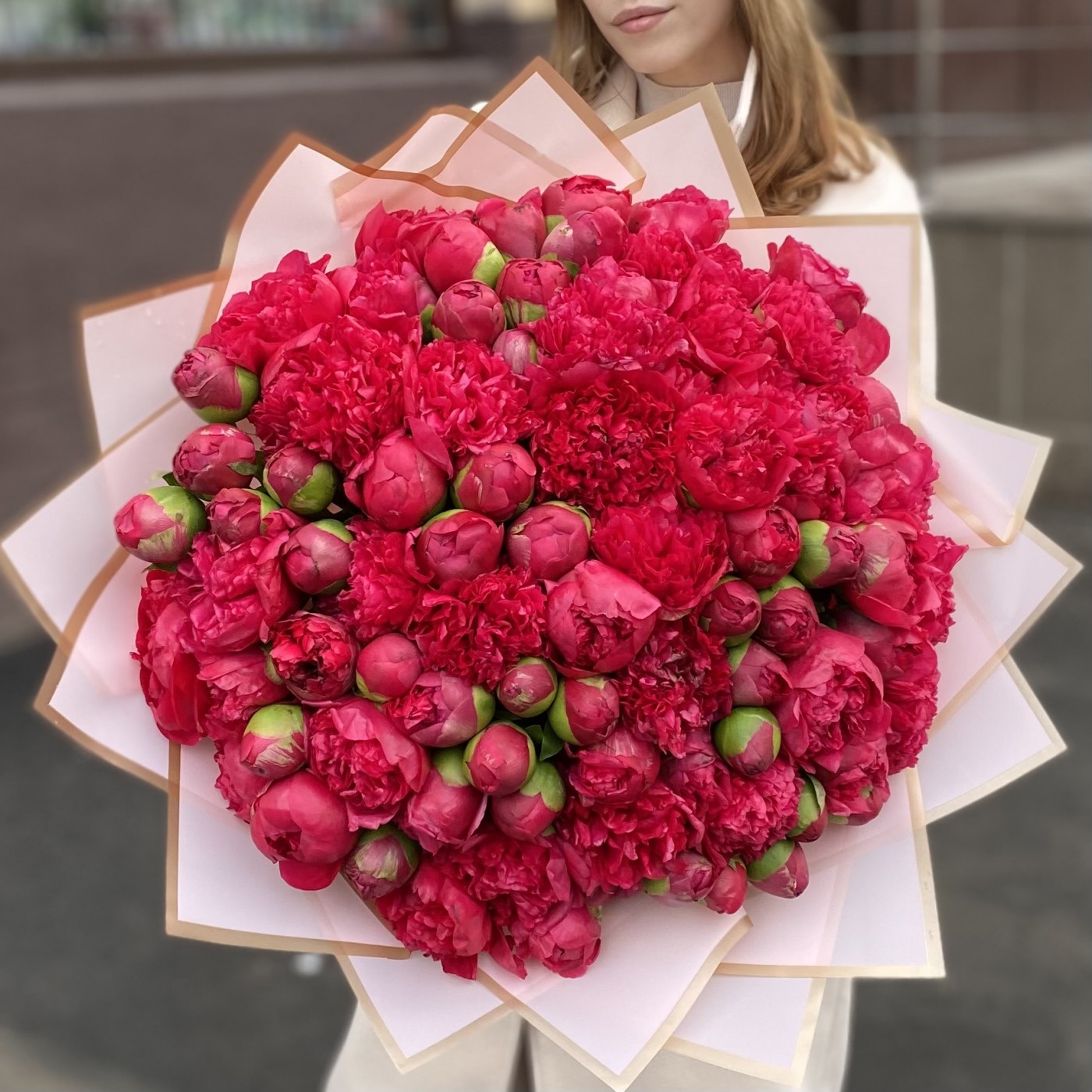 101 малиновый пион в оформлении