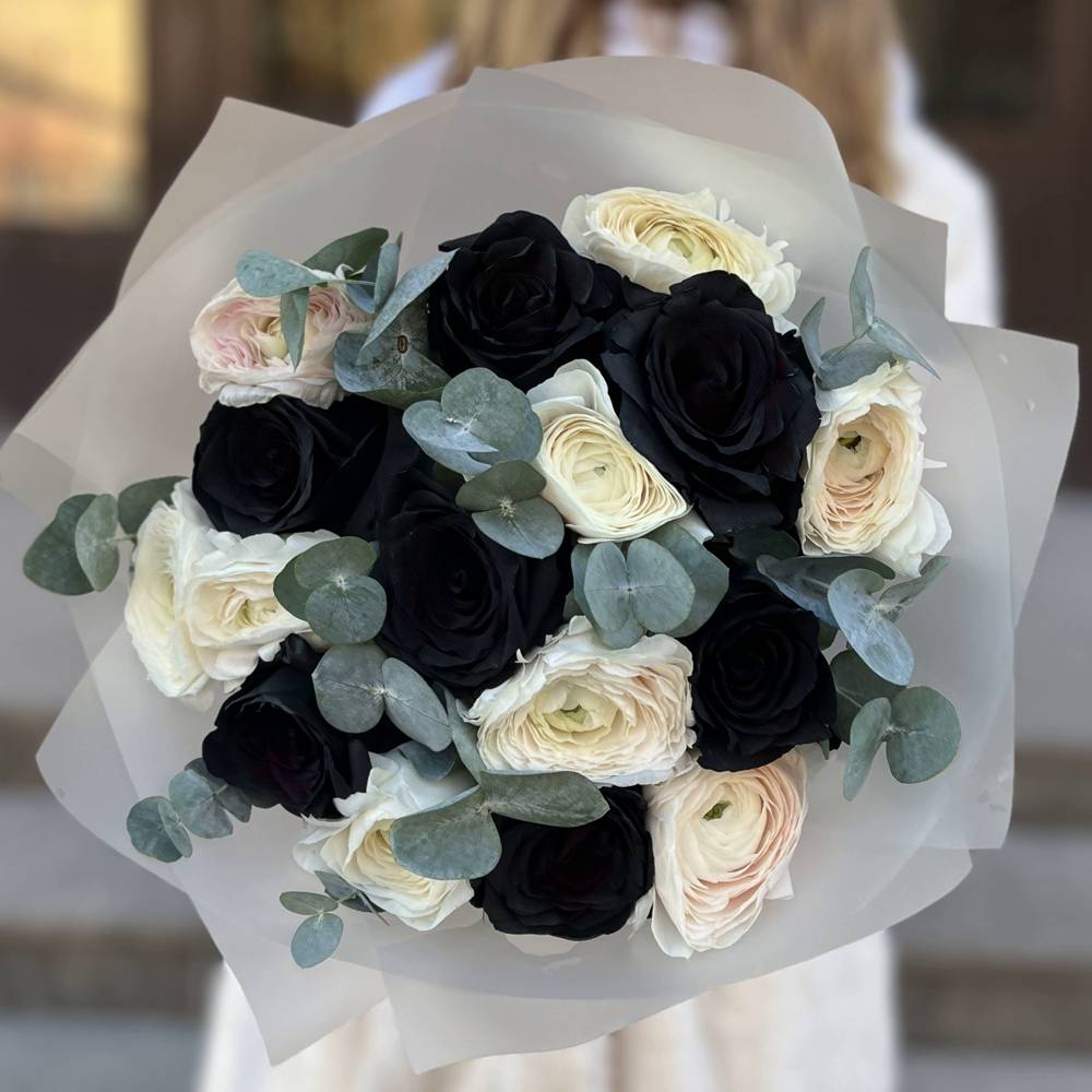 Чёрные розы с ранункулюсами