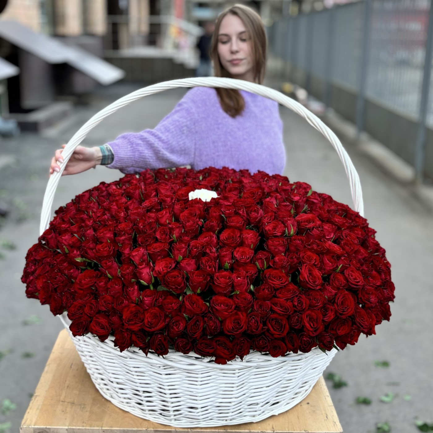 Корзина из 501 красной розы