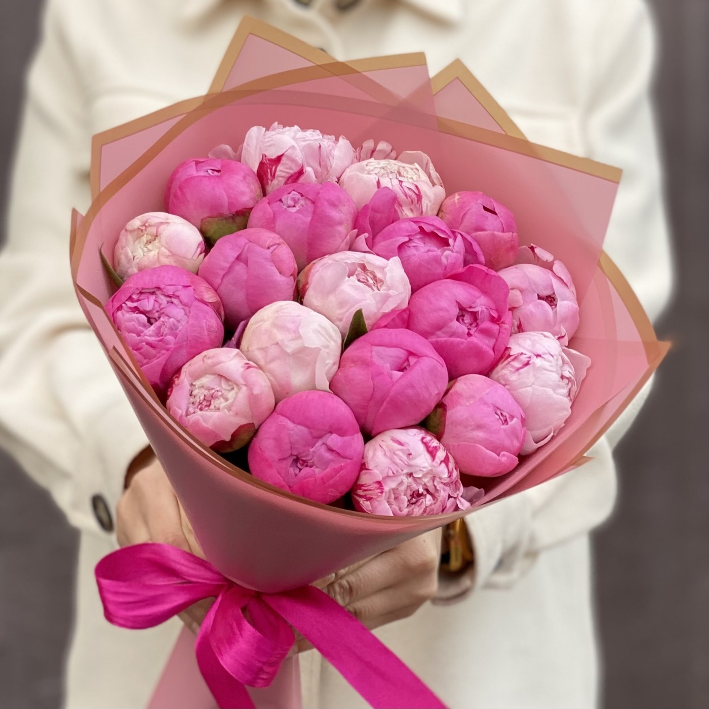 Букет из 19 пионов розовый МИКС