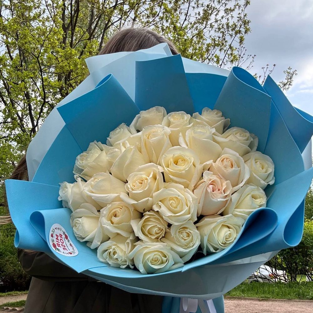 25 белые розы 60 см