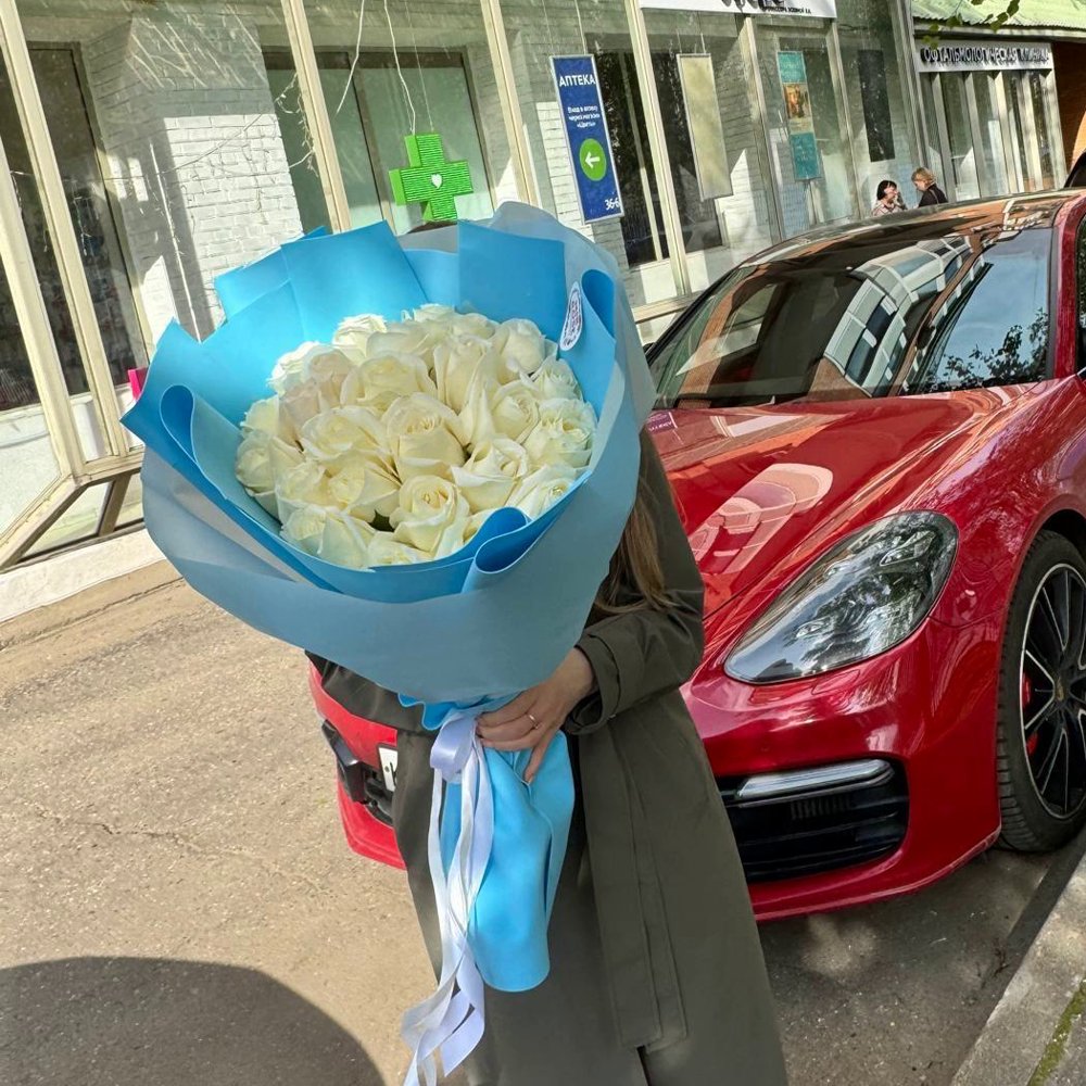 25 белые розы 60 см