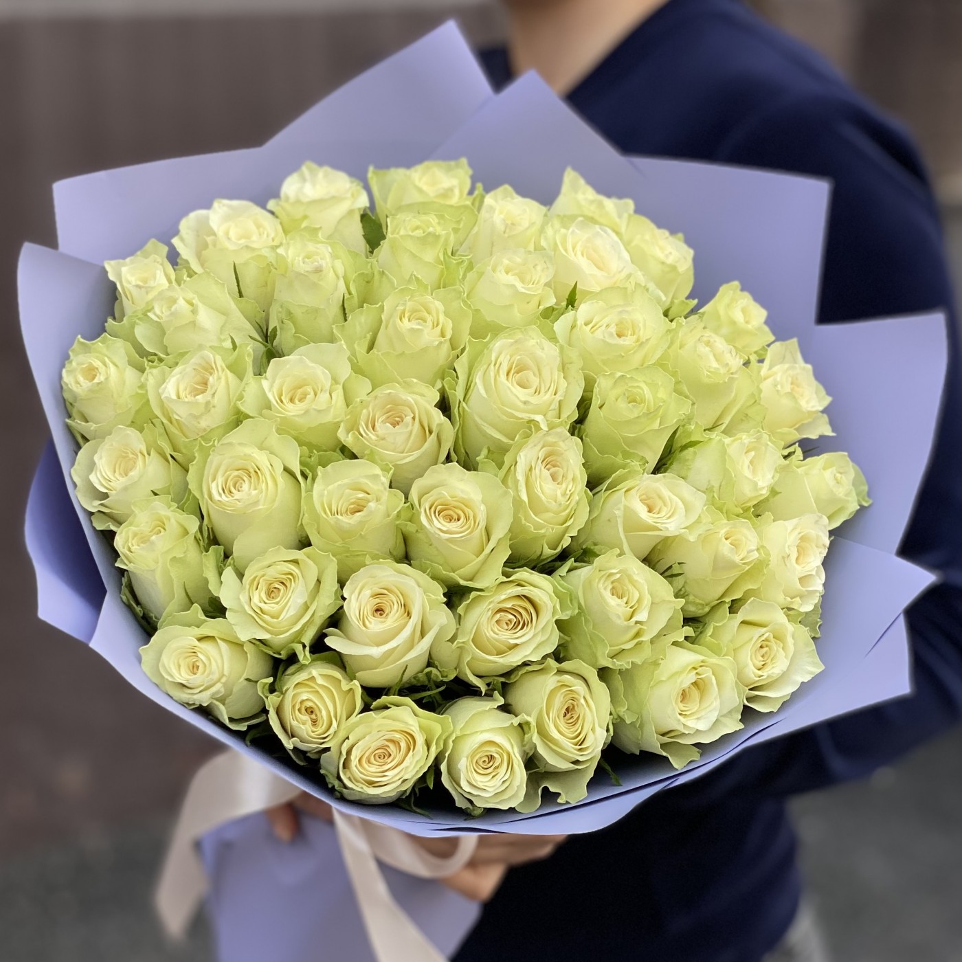 45 белых роза 40 см