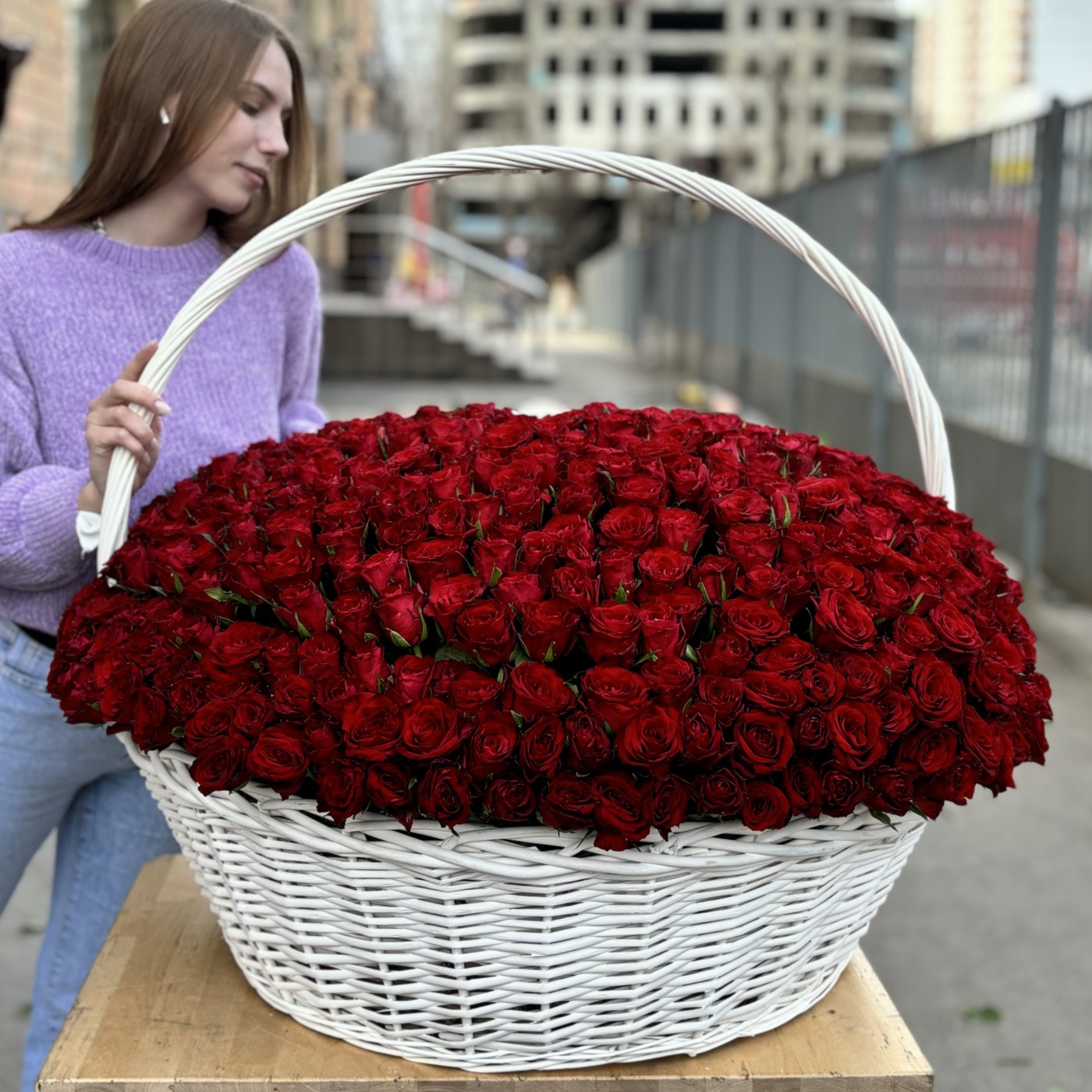 Корзина из 501 красной розы