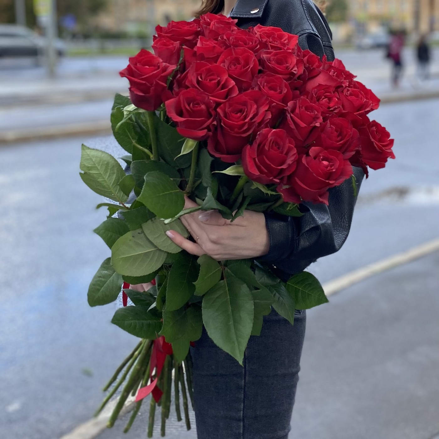 25 красных роз 80 см