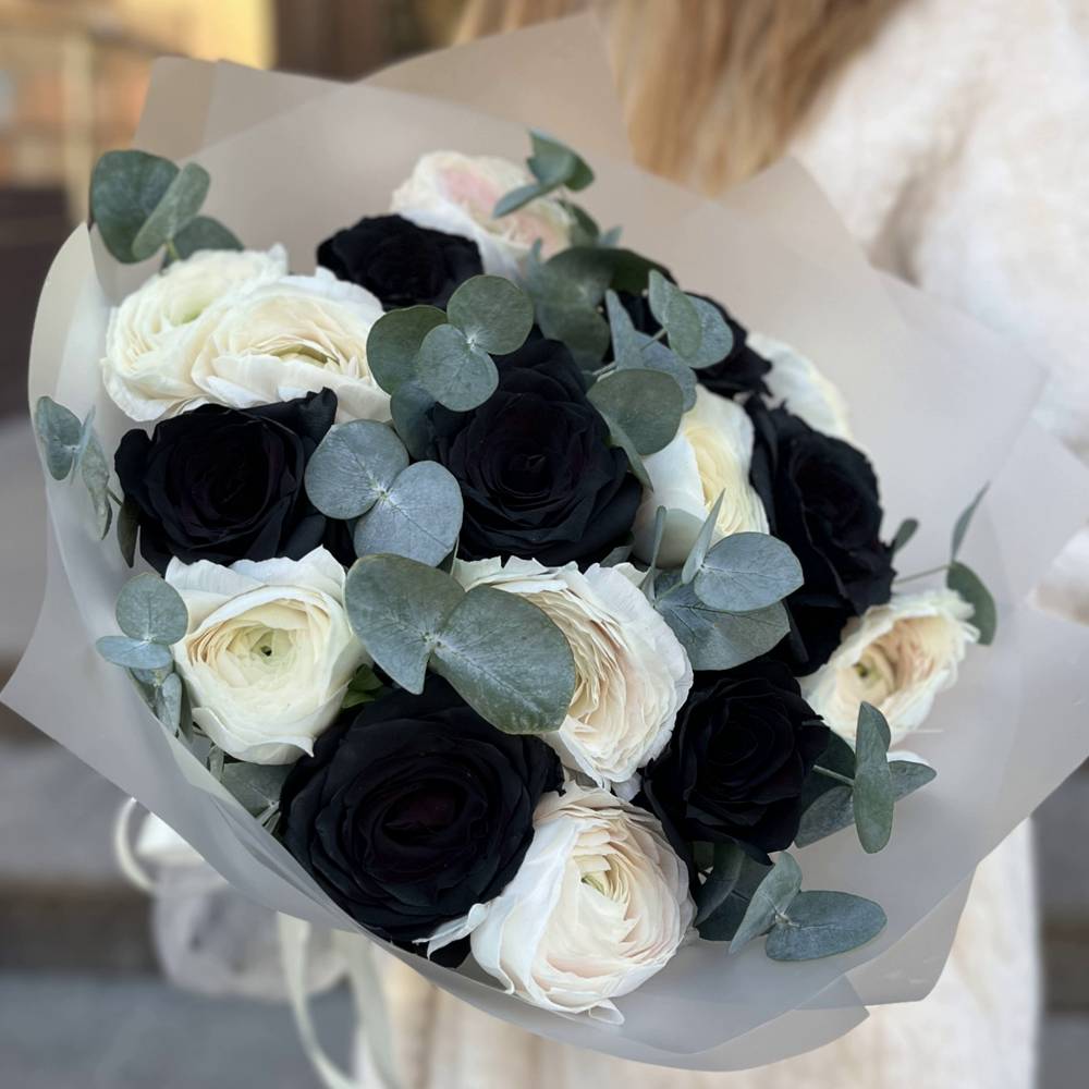 Чёрные розы с ранункулюсами
