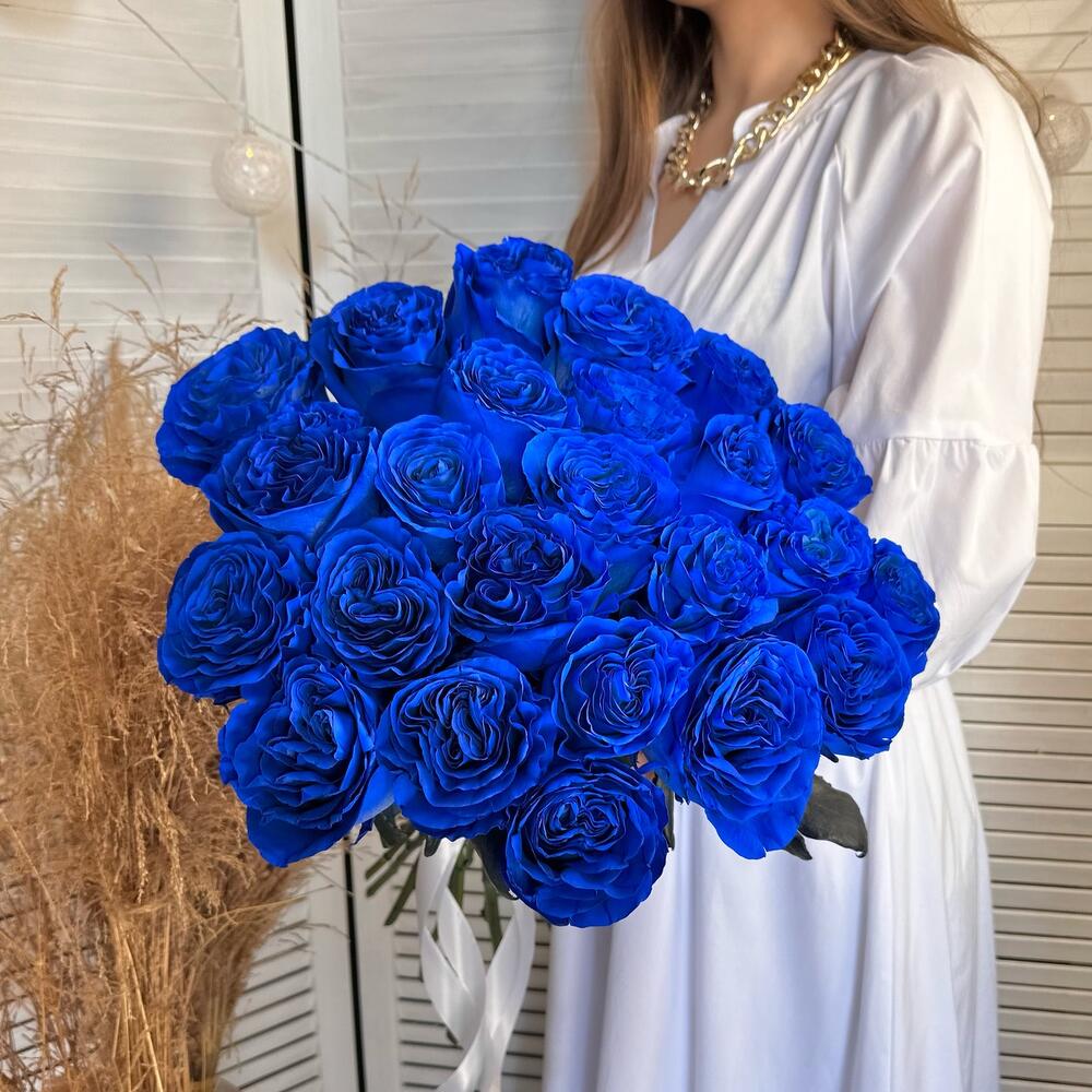 23 синие розы в оформлении
