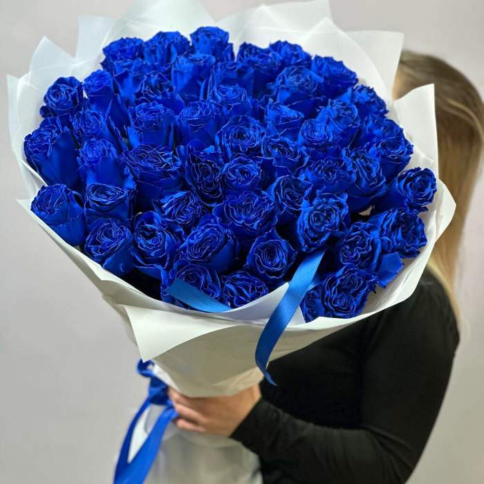 45 синих роз в оформлении