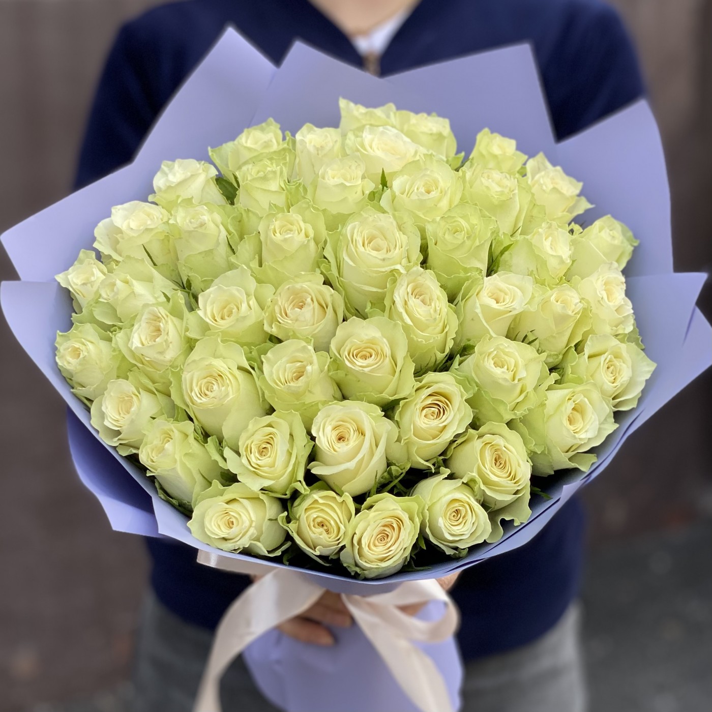 45 белых роза 40 см