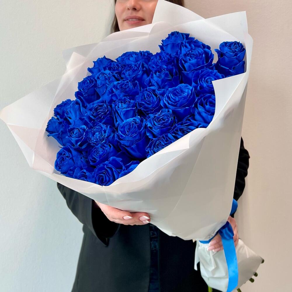 35 синих роз в оформлении