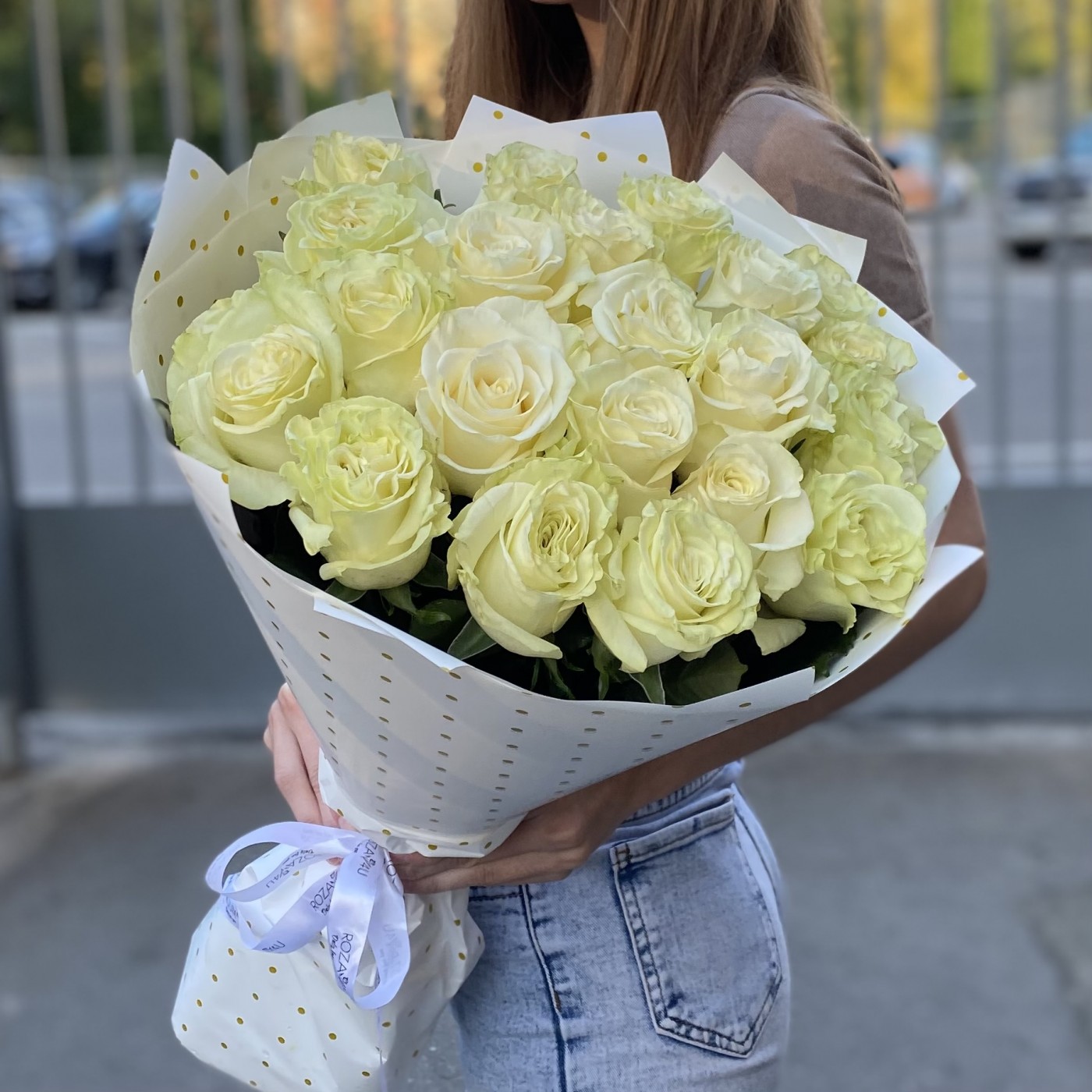 21 белая роза 70 см