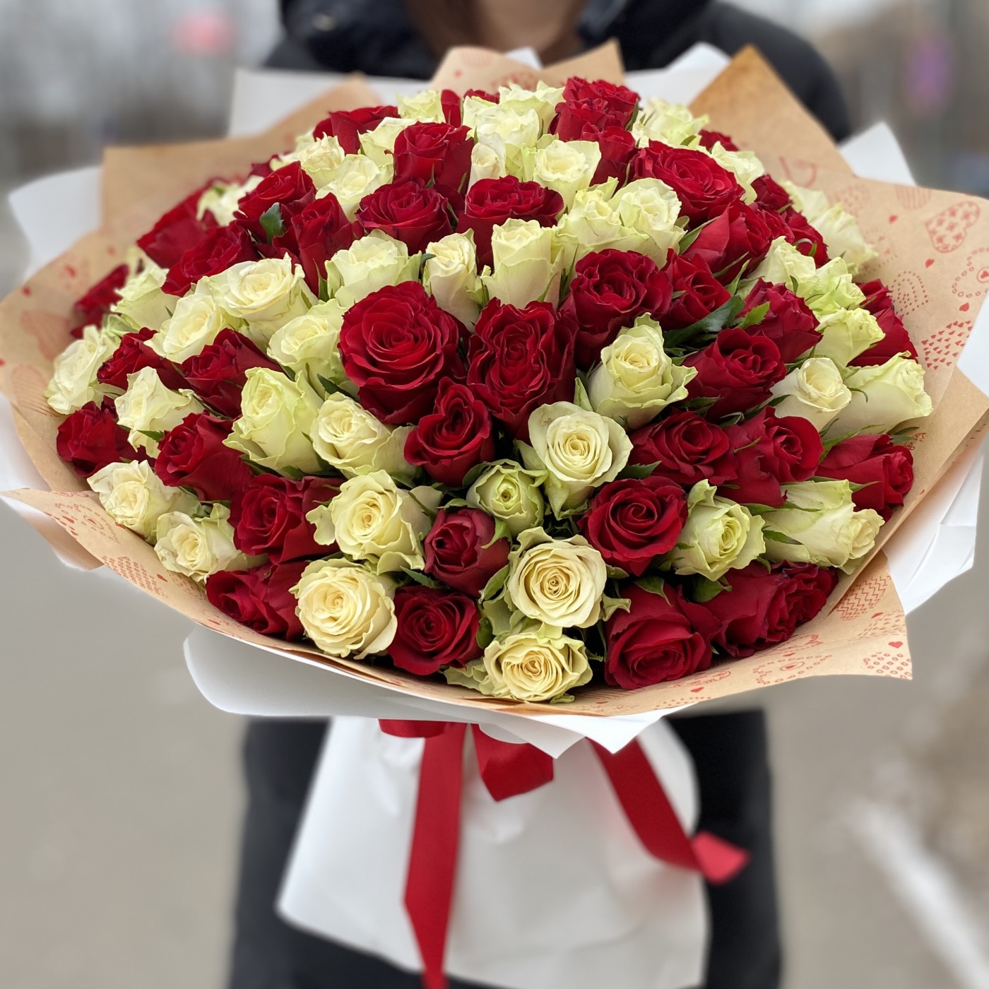 101 красно-белая роза 40 см