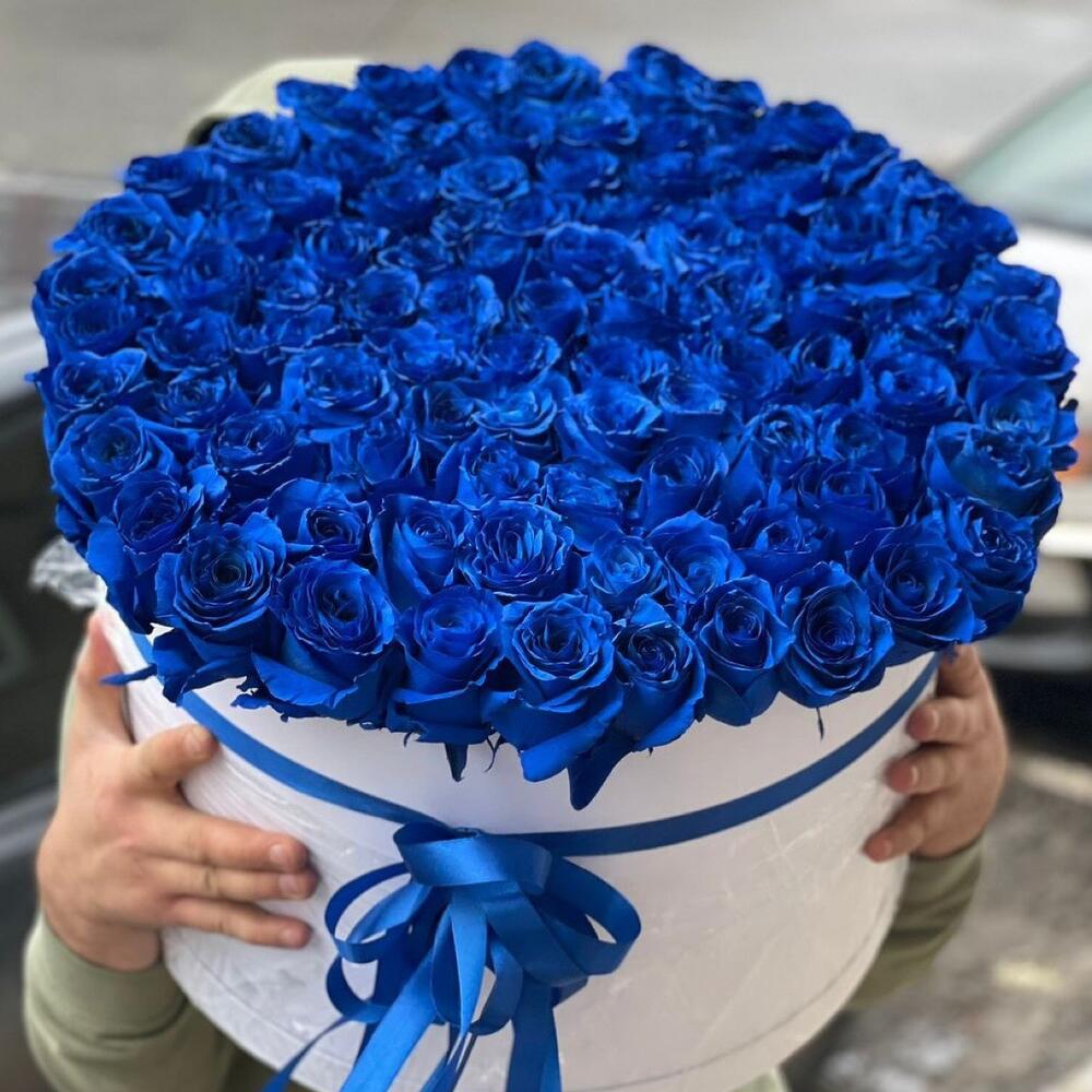 101 синяя роза в коробке