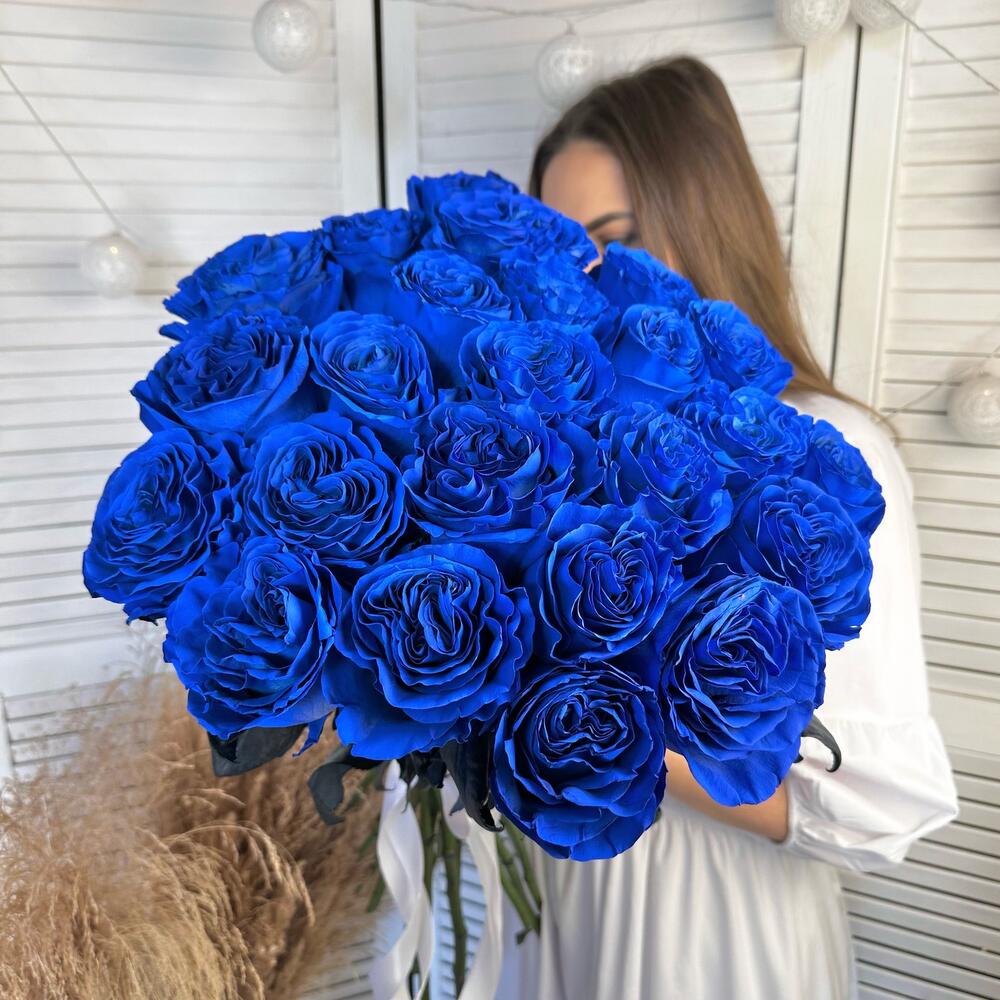 23 синие розы в оформлении