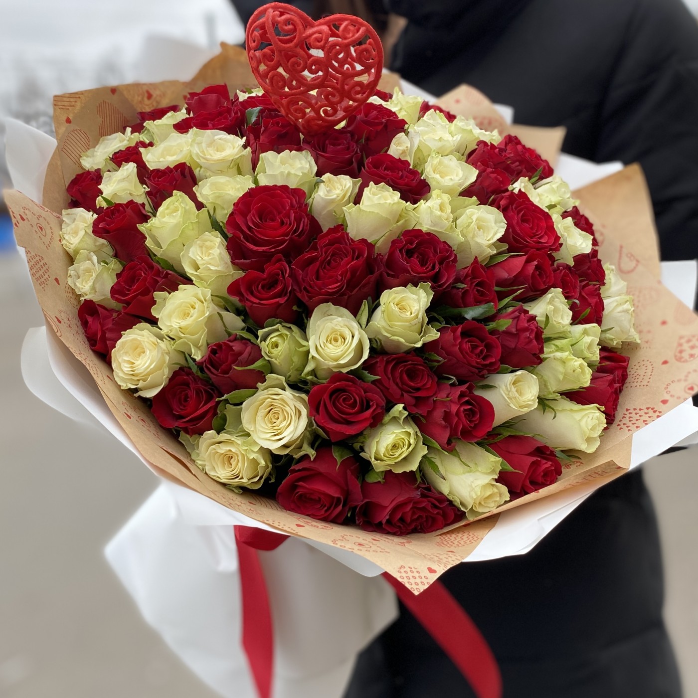 101 красно-белая роза 40 см
