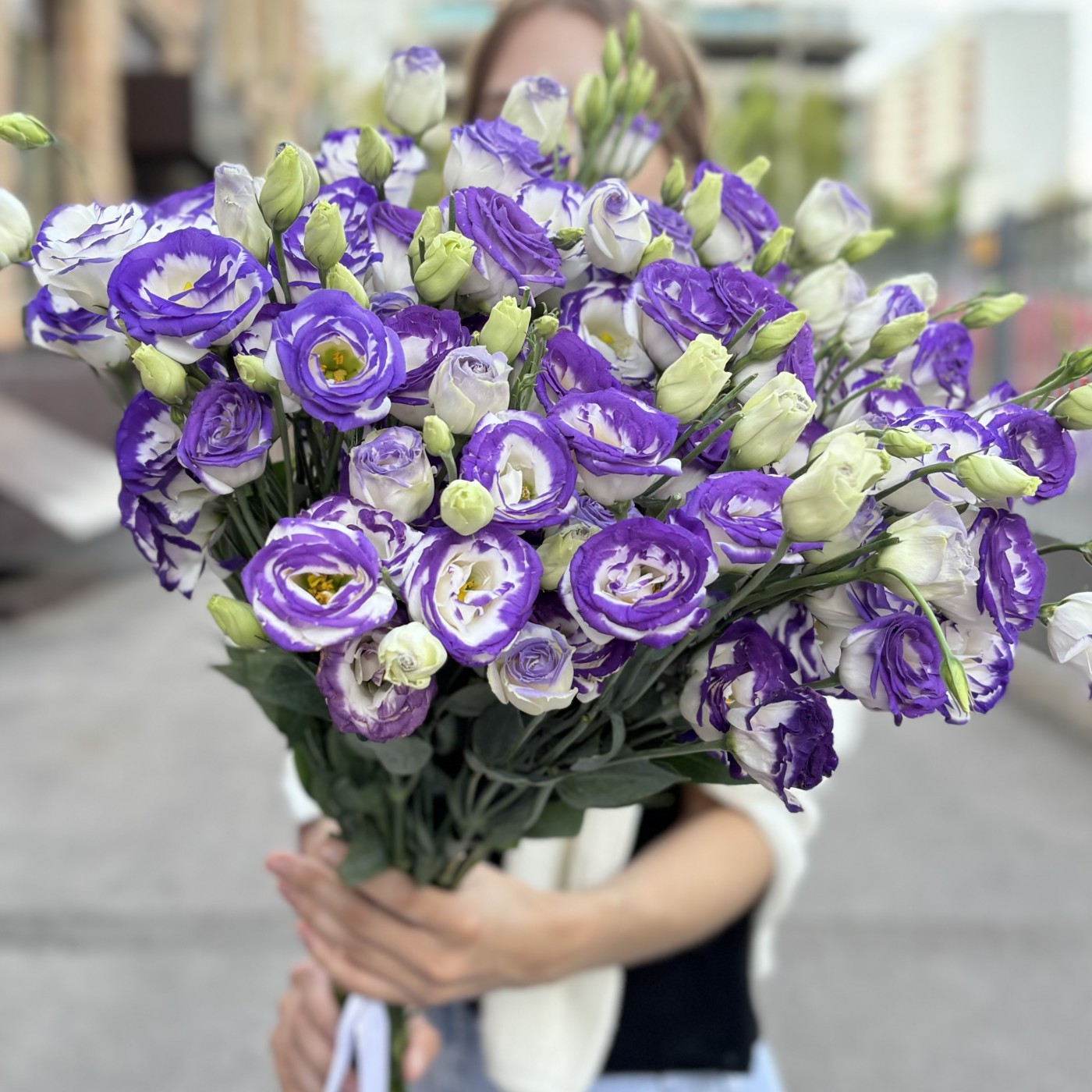 Эустома бело фиолетовая 25 шт.