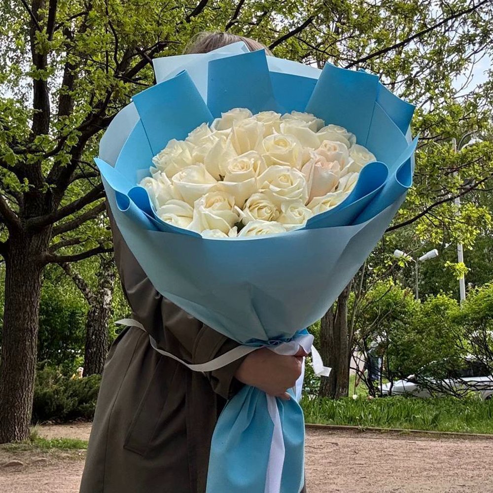 25 белые розы 60 см