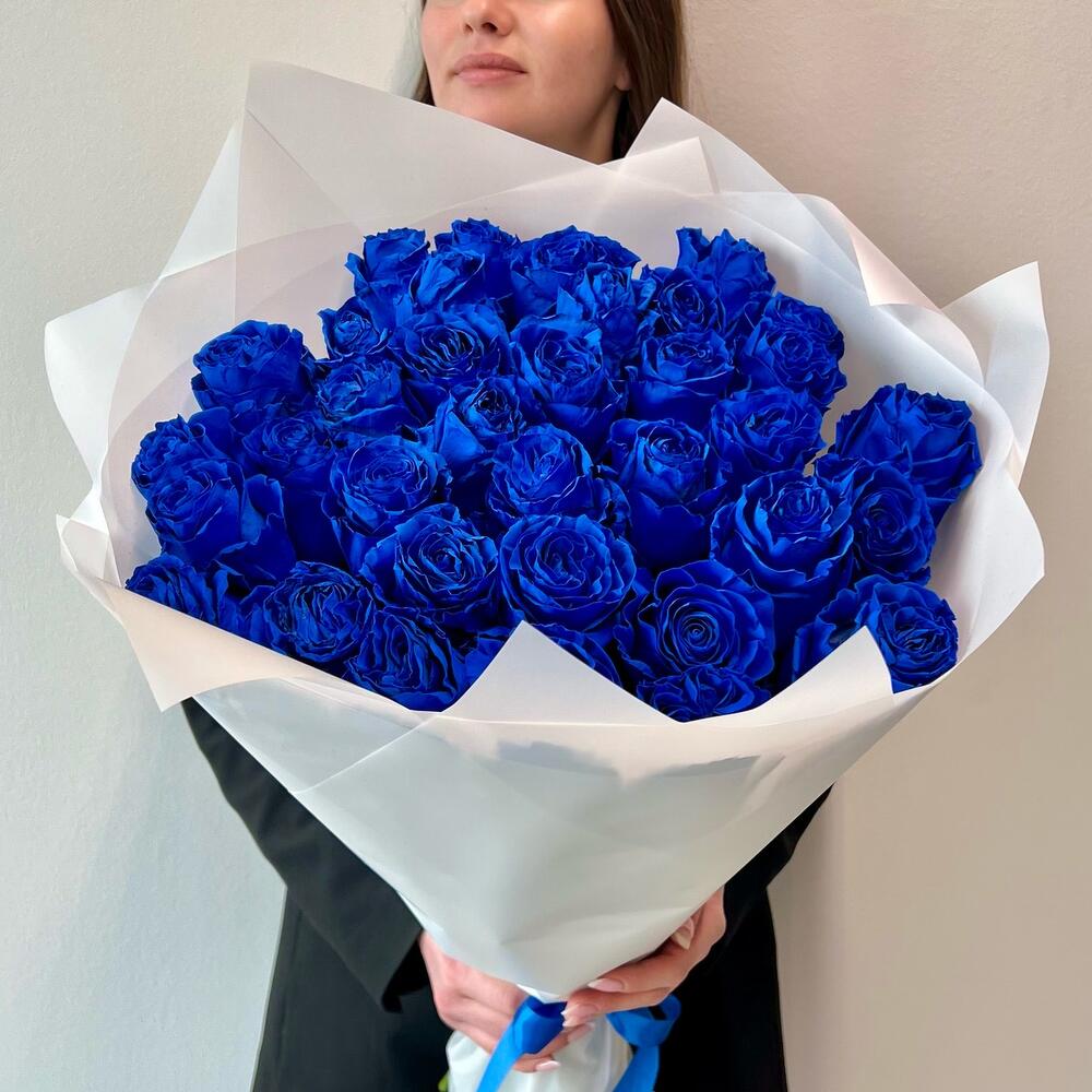 35 синих роз в оформлении