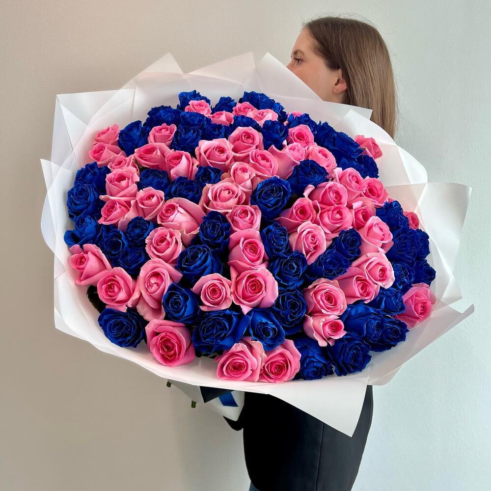 Букет из 101 синей и розовой розы