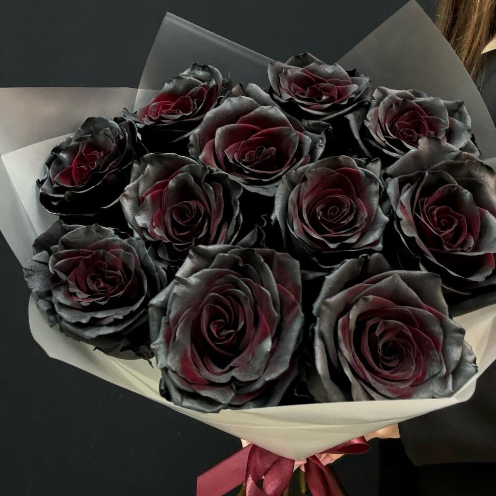 Букет из 11 чёрных роз в оформлении