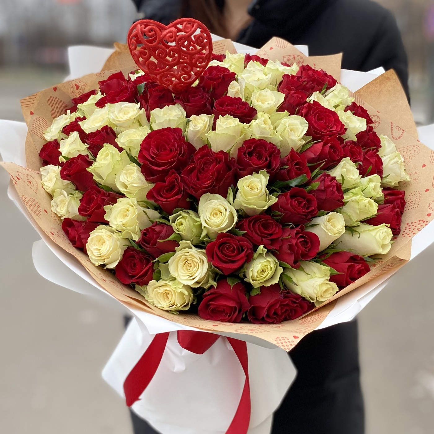101 красно-белая роза 40 см