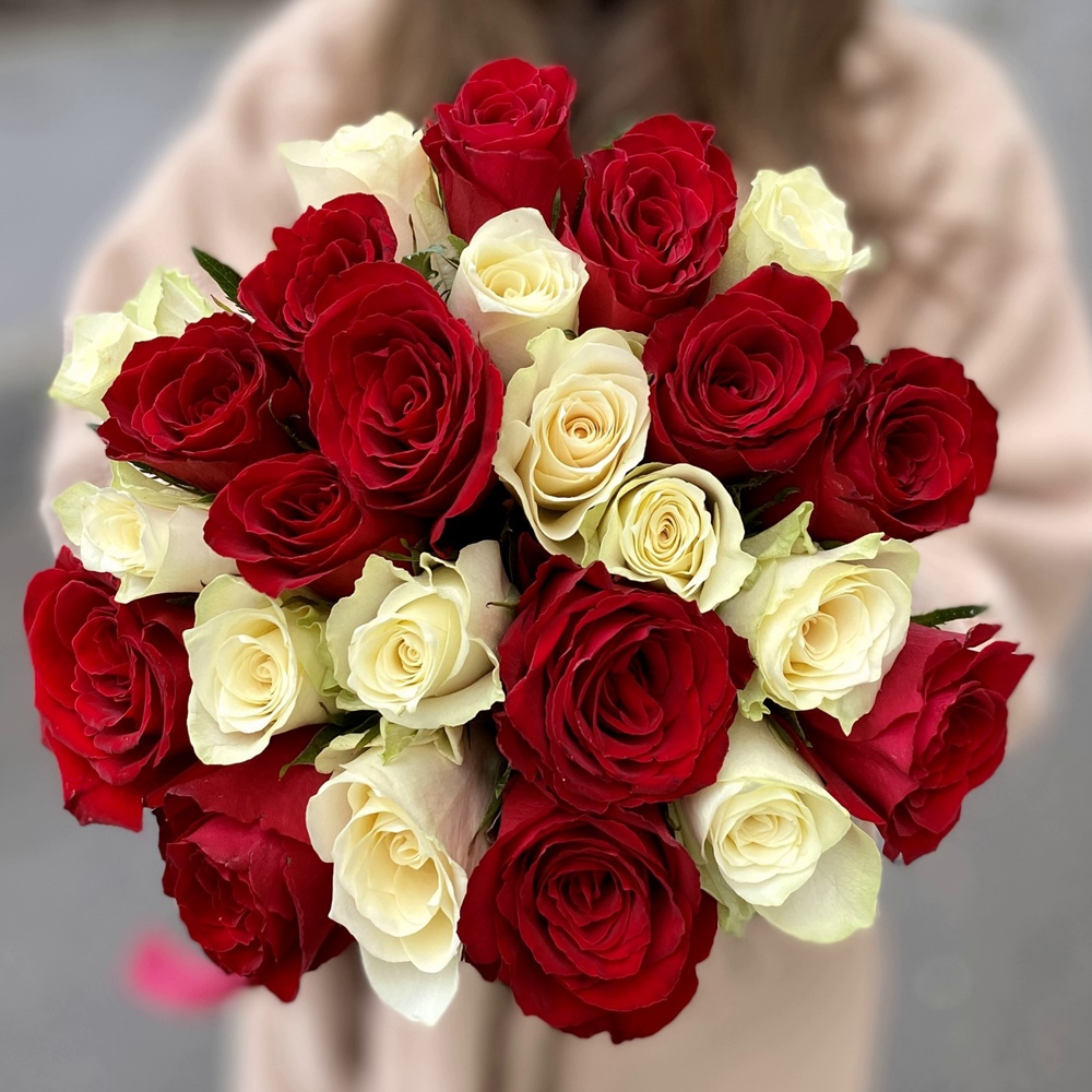 25 красно-белых роз 40 см