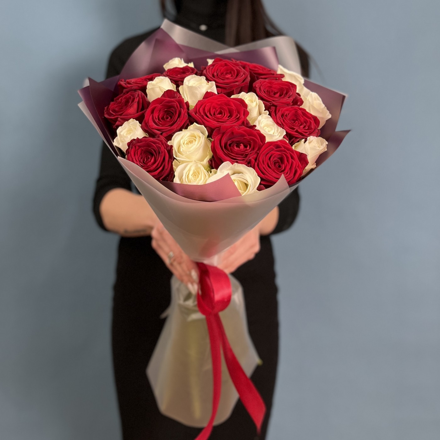 25 красно-белых роз 60 см