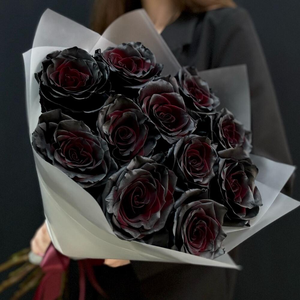 Букет из 11 чёрных роз в оформлении