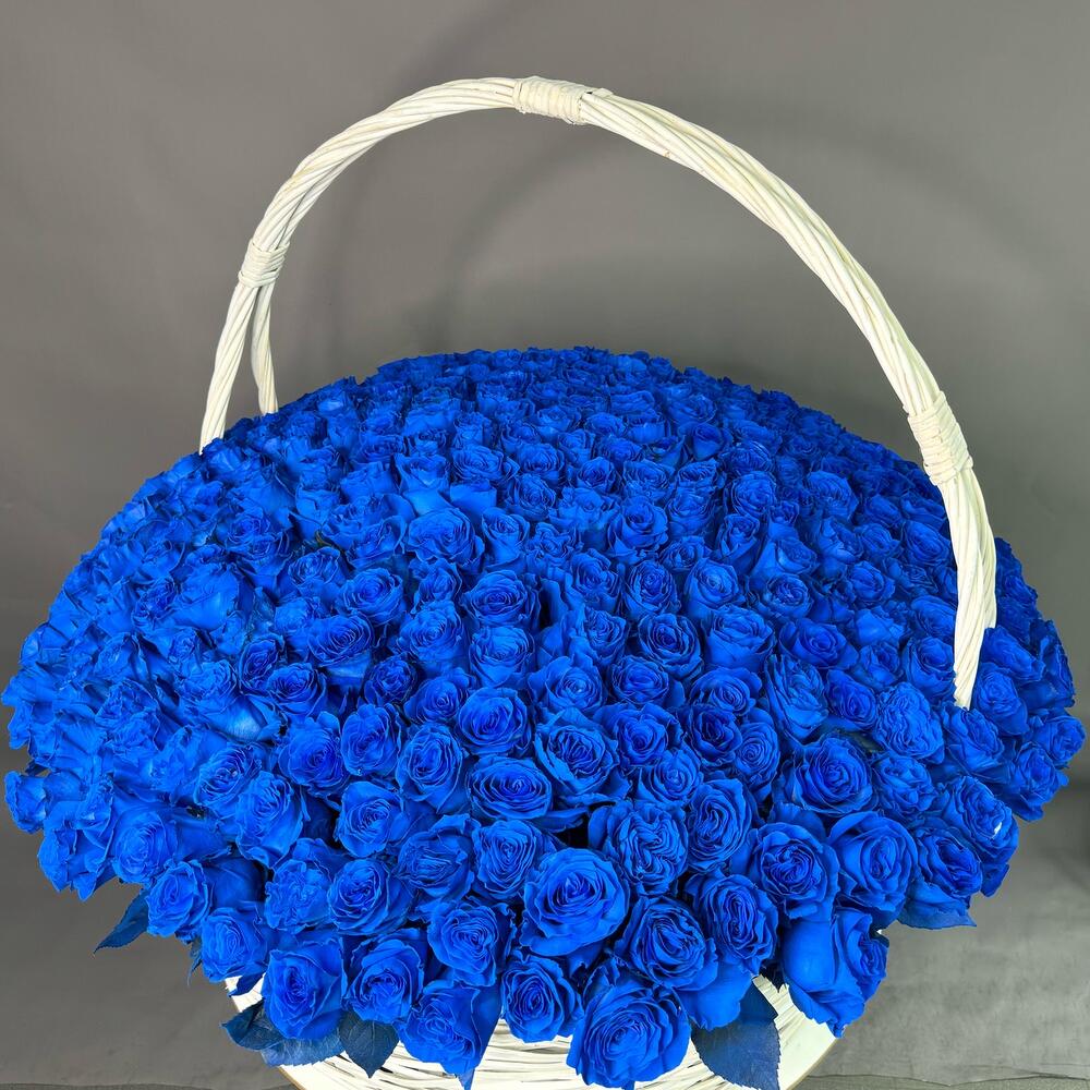 301 синяя роза в корзине