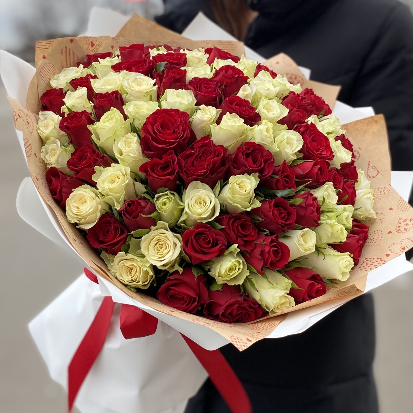101 красно-белая роза 40 см
