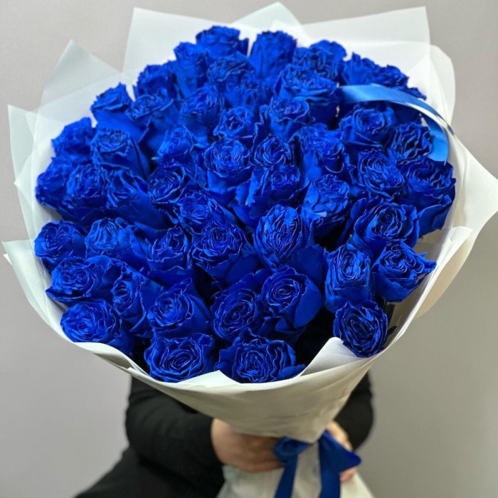 45 синих роз в оформлении