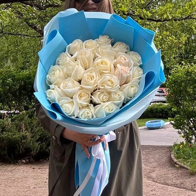 25 белые розы 50 см