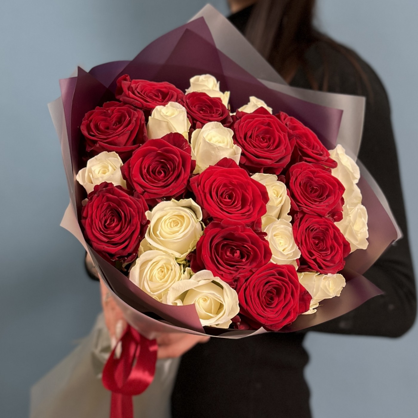 25 красно-белых роз 60 см