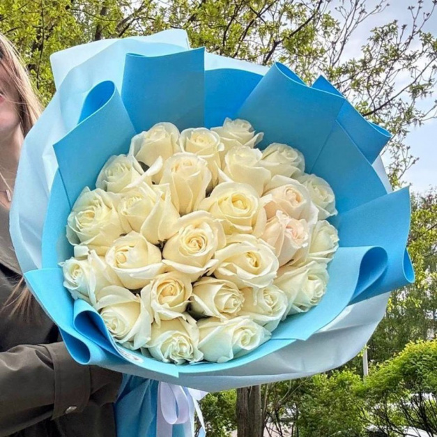 25 белые розы 50 см
